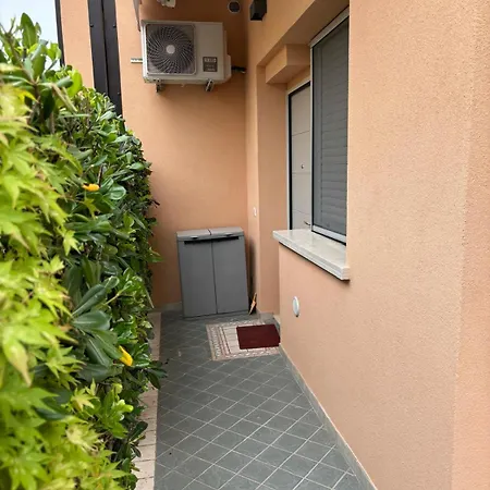 Lovely Little House Апартаменты *